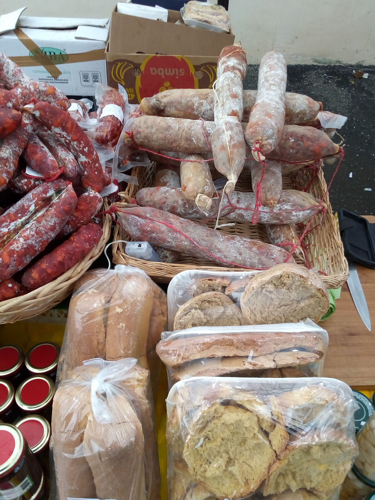 SOPPRESSATA ROSE' DOLCE E PICCANTE A PUNTA DI COLTELLO A 18,00 AL KILO
FRISELLE ARTIGIANALI TAGLIATE A SPAGO EURO 4,00