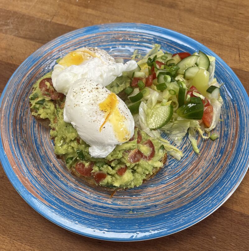 Multigrain chleby s avokádem a pošírovanými vejci