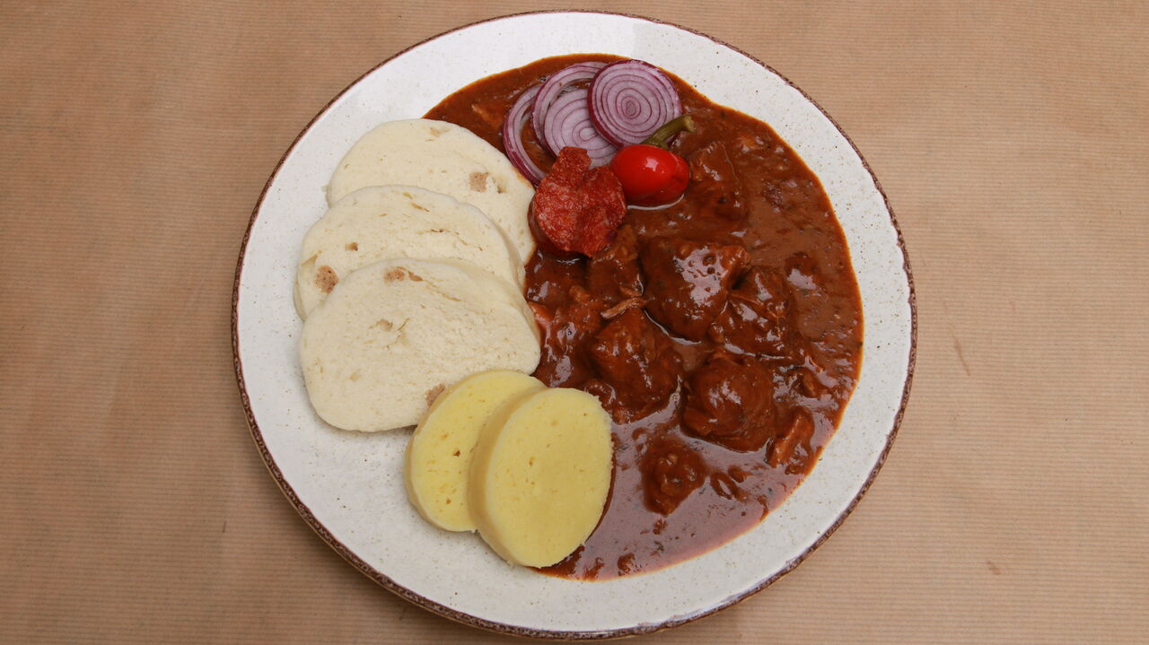 Vepřový guláš s knedlíkami