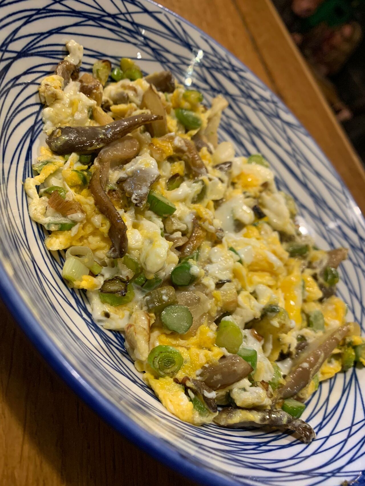 Revuelto de setas, espárragos y ajos tiernos.