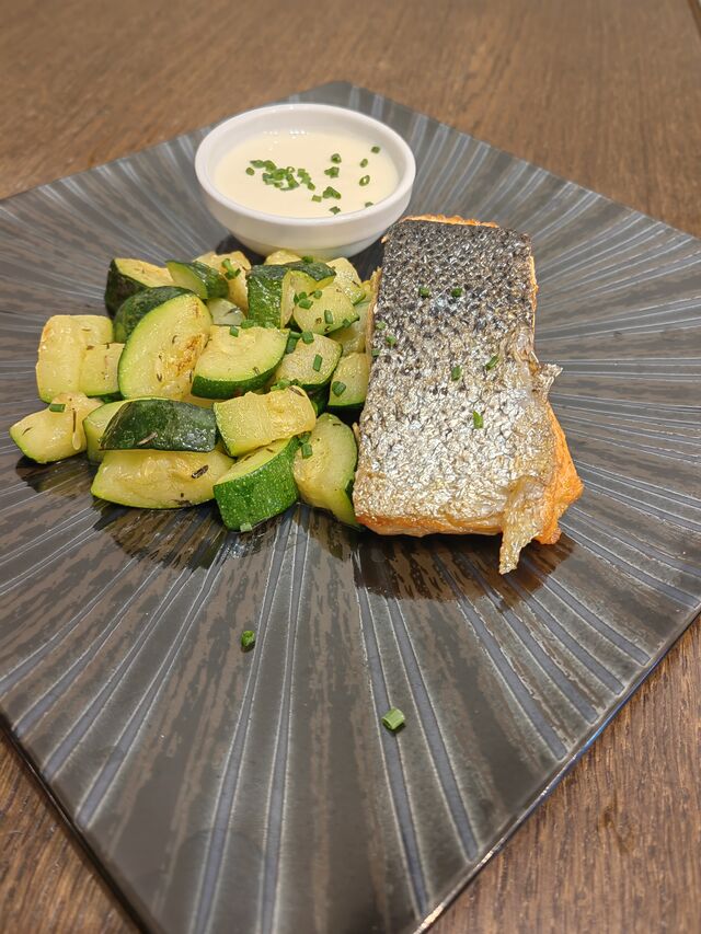 Pavé de saumon ,poêlée de courgette