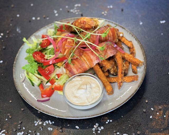 Baconbe tekert csirkemell friss salátával és sült édesburgonyával