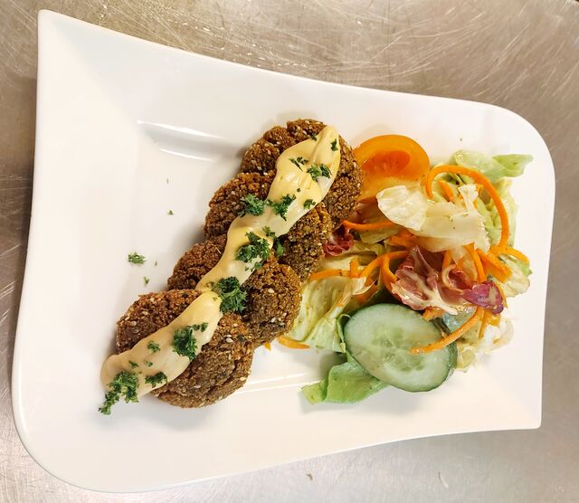 Falafel
Frittierte Bällchen aus Kichererbsen mit Salatgarnitur 