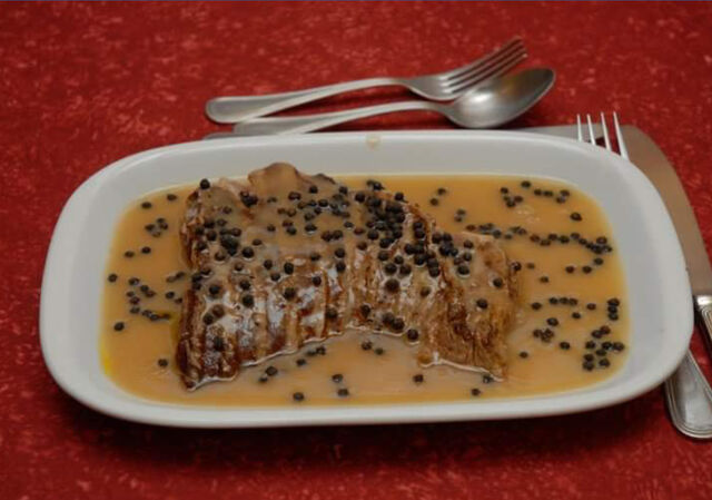 Bife Pimenta acompanhado com arroz e batata frita 