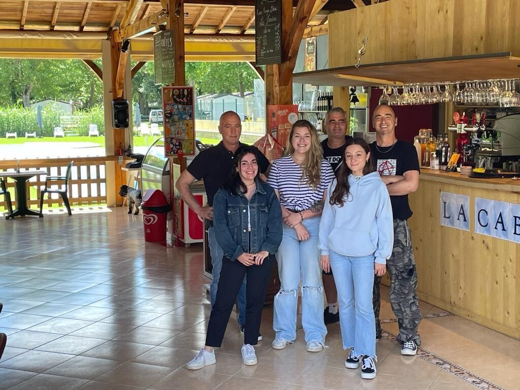 L'équipe de la Cabane est heureuse de vous acceuillir du p'tit dej au coucher du soleil , dans un cadre boisé et chaleureux . 