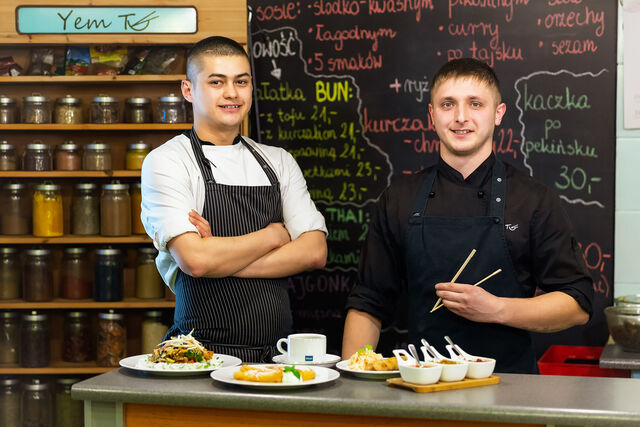 Kucharze YEM TU oriental food