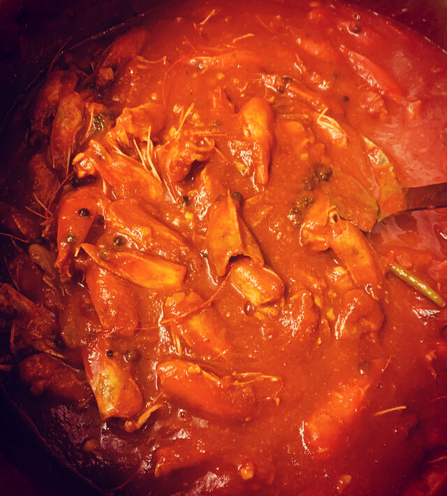 Préparation de la bisque de crevettes pour donner du goût à l’armoricaine