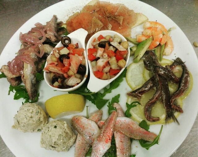 Hladni riblji mix (slani sardoni, salata od hobotnice. sardele na savor, carpaccio od hobotnice, pašteta od ugora..)