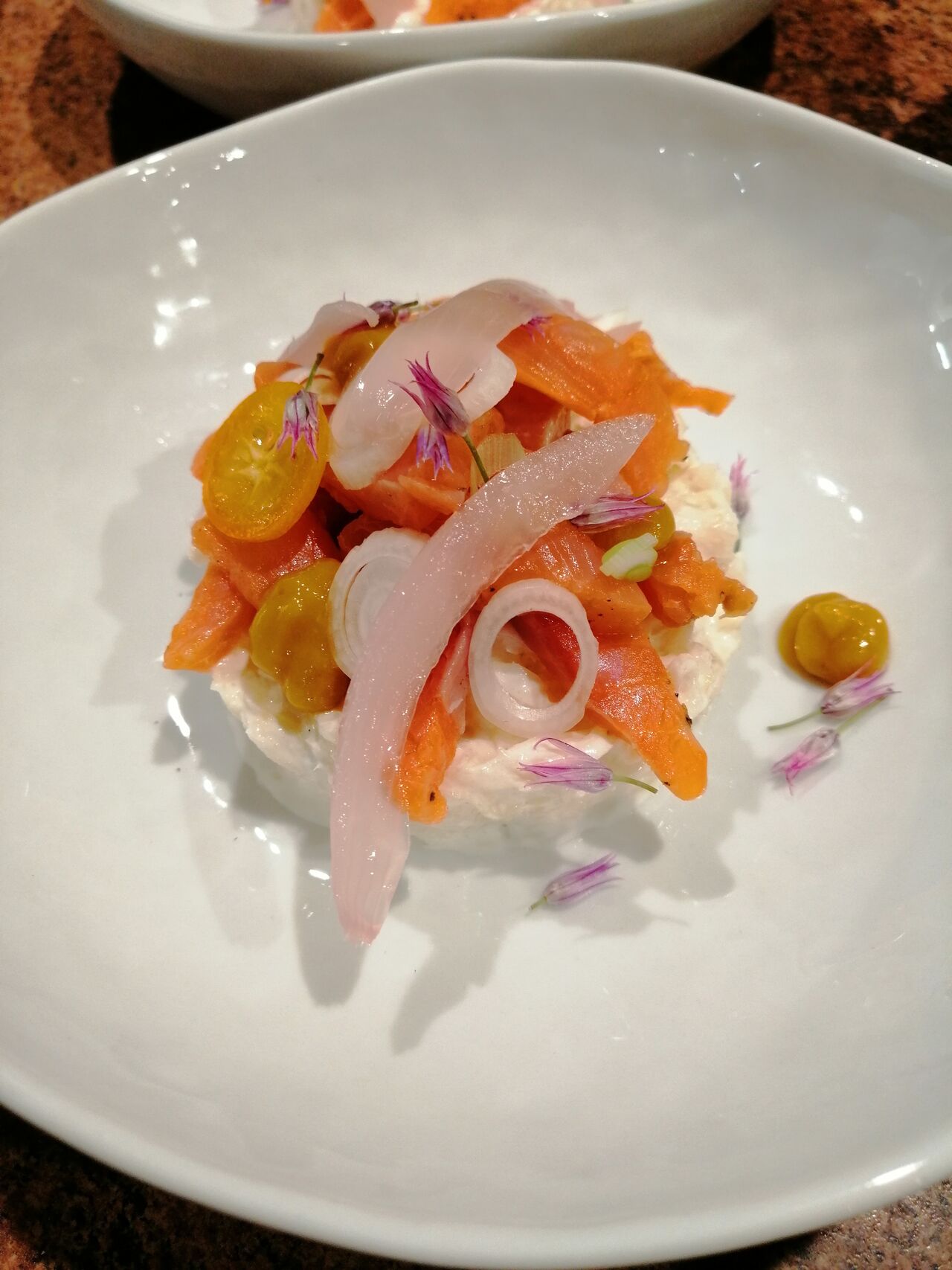 Truite marinée maison de chez Guidat, salade choucroute au raifort