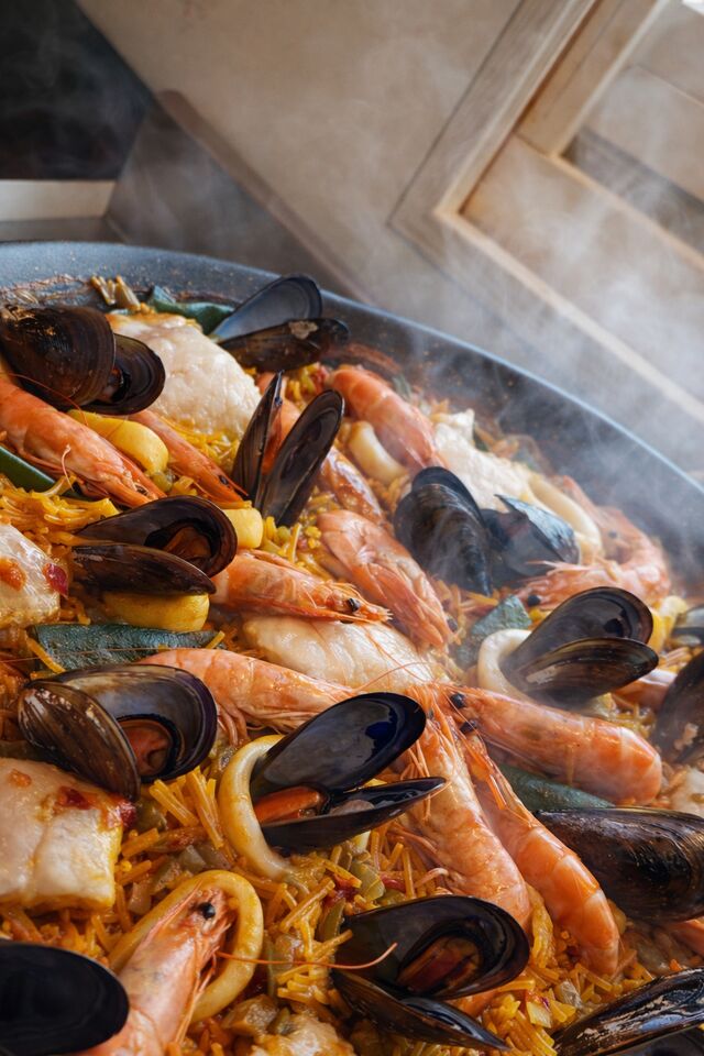 Fideuà Poisson composée avec pate n2, poisson, calamars, crevettes, moules accompagne de une sauce aïoli. 