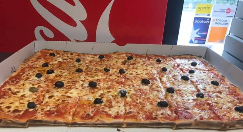  Pizza familiale 60/40 Faite vous doublement plaisir en choisissant de faire moitié moitié toujours a prix bas 20€ 