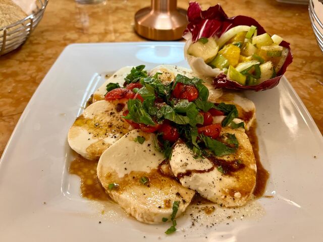 Tomaten-Mozzarella und Radicchio 