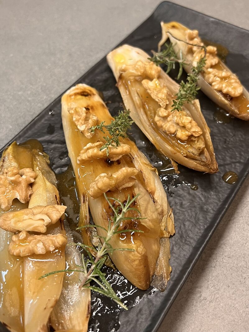 Insalata belga alla griglia con miele e noci