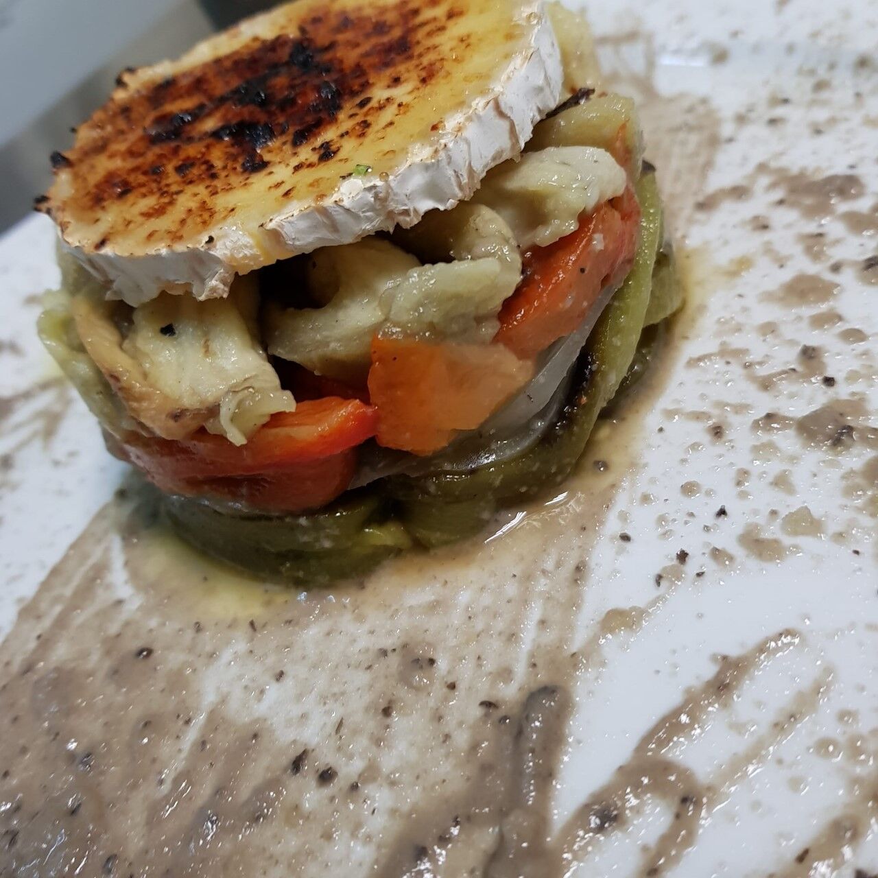 Timbal de Escalivada con queso de cabra y vinagreta de anchoas y olivas