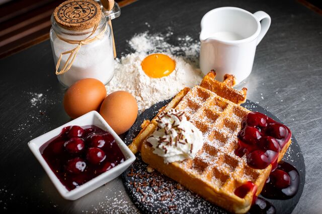 Waffeln mit Kirschen und Sahne