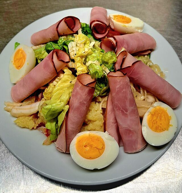 Großer gemischter Salat mit Schinken und Ei