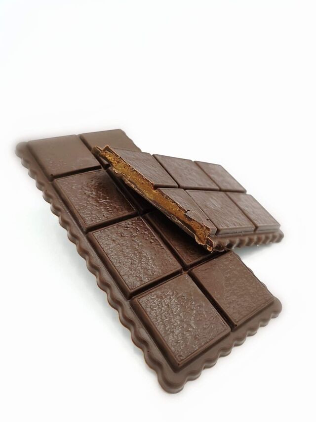 Tablette chocolat au lait fourrée praliné et amandes grillées