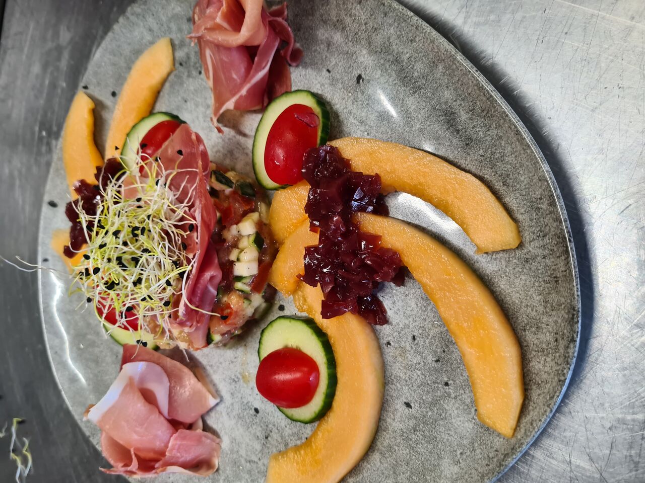 Tartare de courgettes et tomates au melon jambon cru