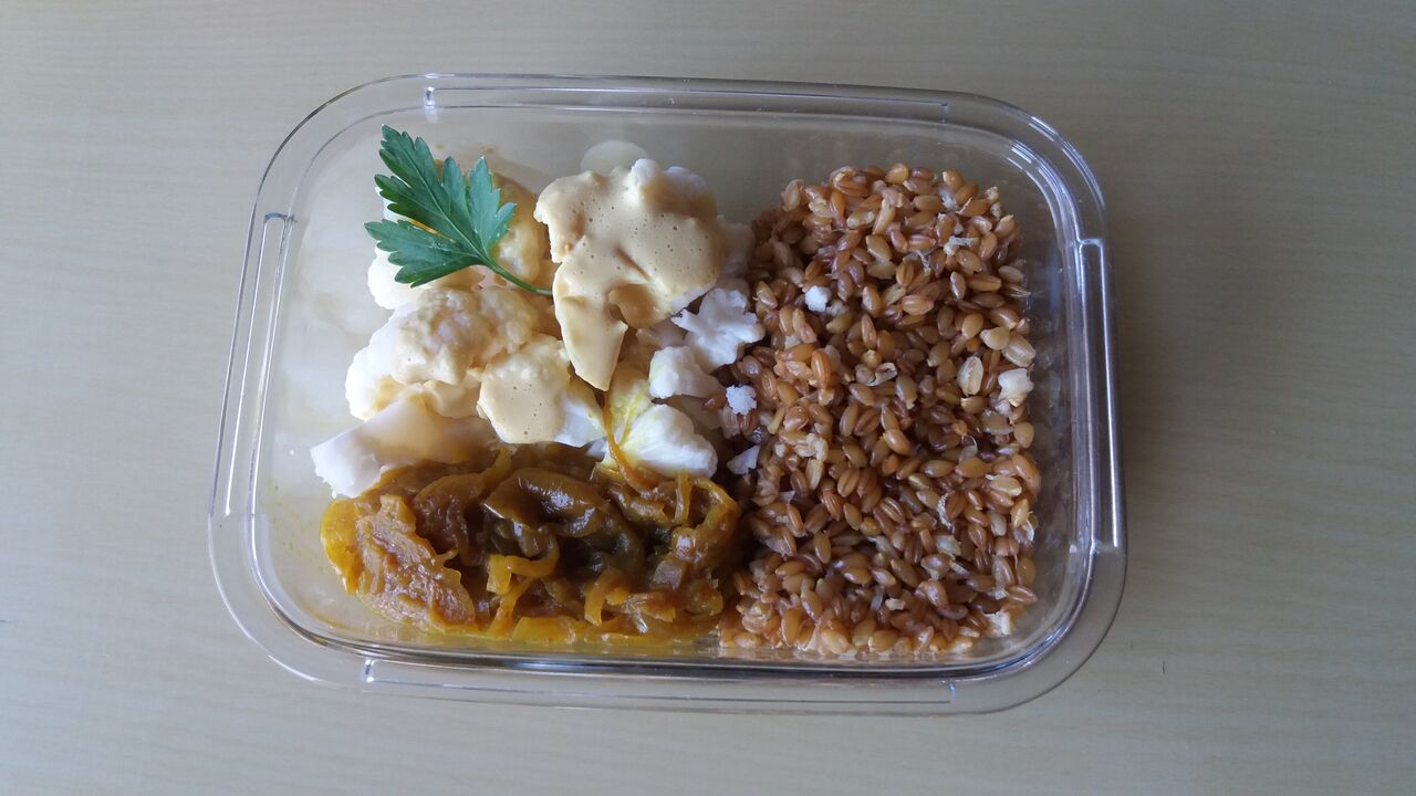 Petit-épeautre, chou fleur, sauce cacahuète-gingembre et son confit d'oignons