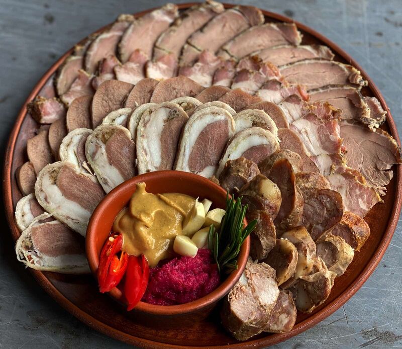 М*ясні делікатеси з печі на дровах.