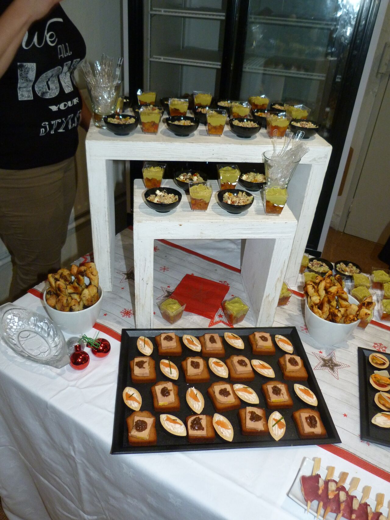 buffet pour les fêtes de fin d 'année , taost de fois gras maison, navette de crème de saumon, verrine avocat tomates confites..