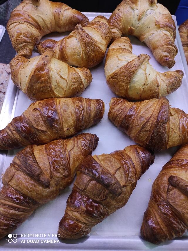 Brioches fresche farcite e vuote