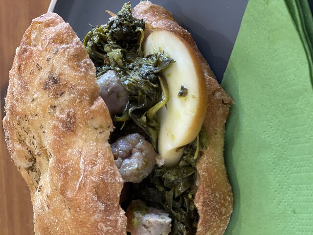 Focaccia con Salsiccia, Friarielli e Scamorza affumicata…
😋😋😋