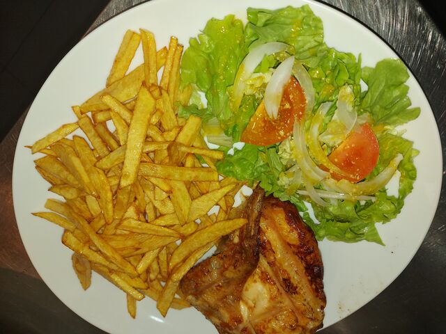 Assiette poulet frites maison