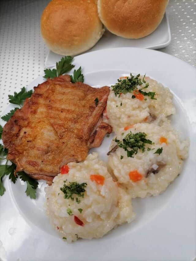 Pulpa de pui dezosată cu pilaf