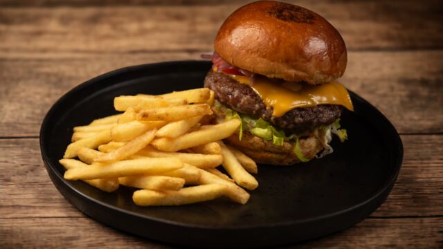 Kiskamra hamburger, hasábburgonya