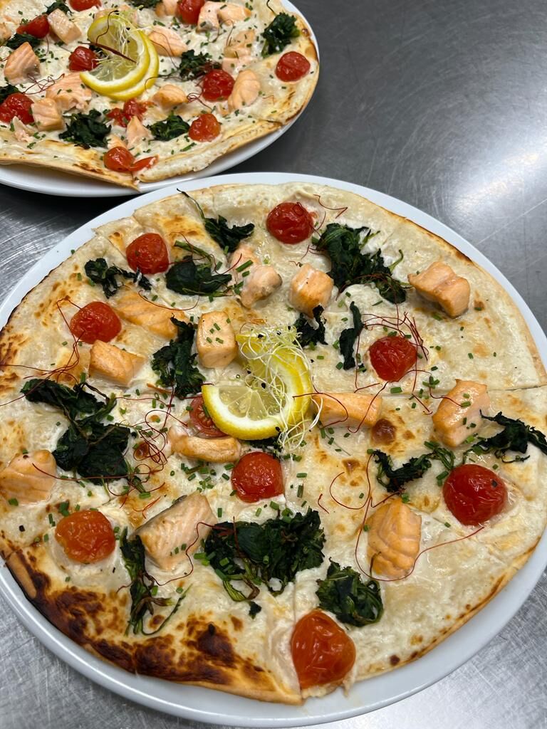 Flammkuchen mit Lachs und Spinat
