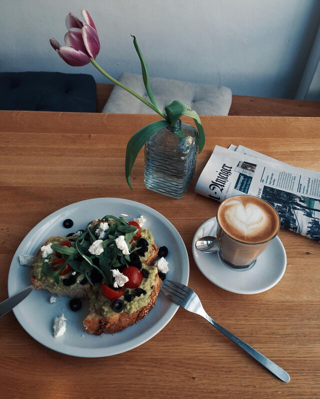 Kaffee und Smashed Avocado Sandwich 