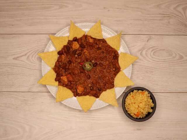 CHILI CON CARNE
(Feijão, malaguetas, linguiça de porco e pedaços de frango)