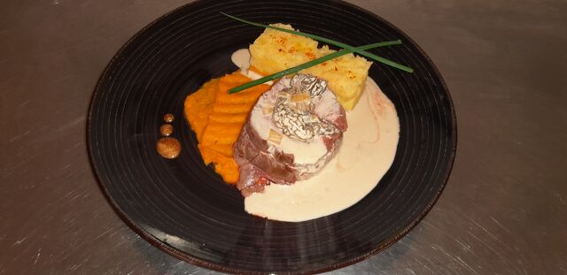 Filet de Bœuf sauce Morilles et son écrasé de Pomme de Terre et sa Purée de Patate Douce