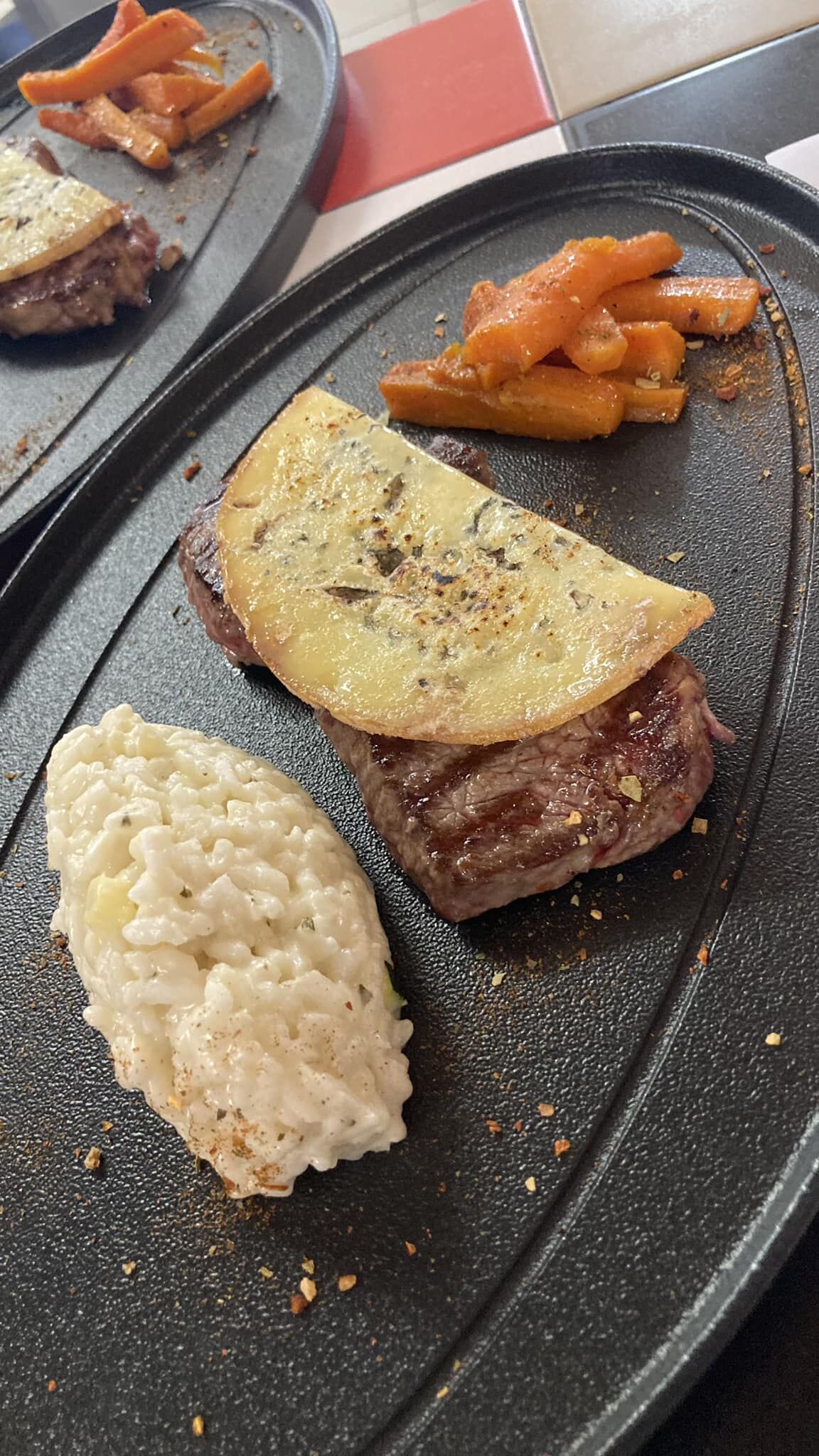 Rumsteak de boeuf, fourme d'Ambert, risotto aux courgettes, carottes glacées