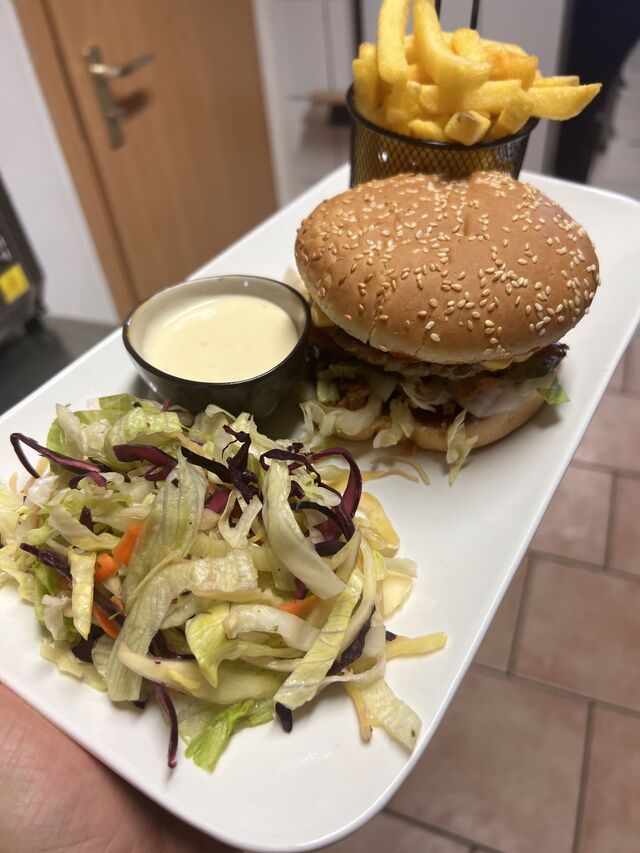 Cheeseburger mit Pommes und Salat