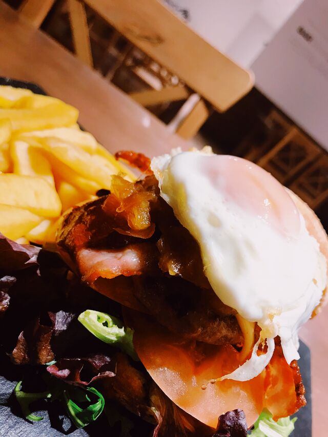 HAMBURGUESA BARDENERA:
100% CARNE DE VACUNO 