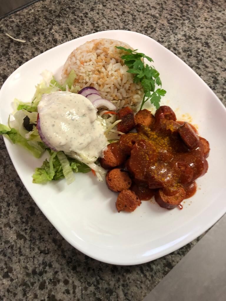 Currywurst mit Reis und Salat