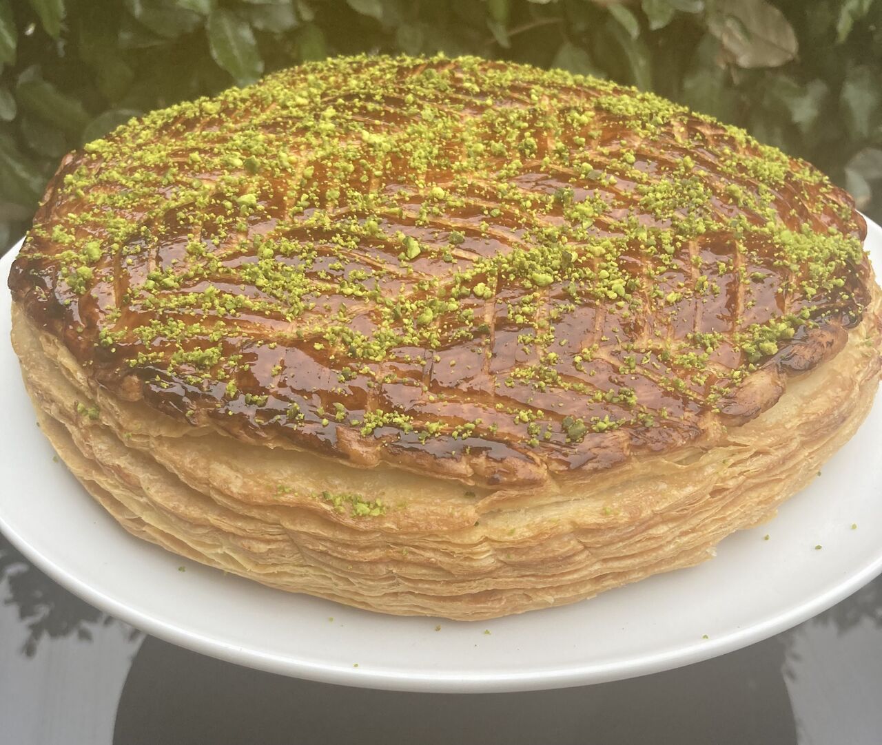 Ma galette préférée : une feuilletée maison, crème frangipane pistachée, griottes.
Un gras merveilleux qui fait du bien. 