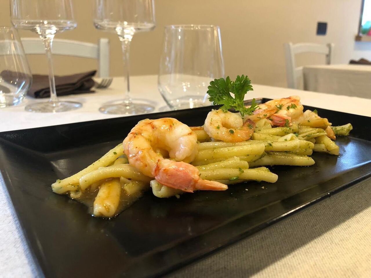 Caserecce con pesto di rucola e gamberetti