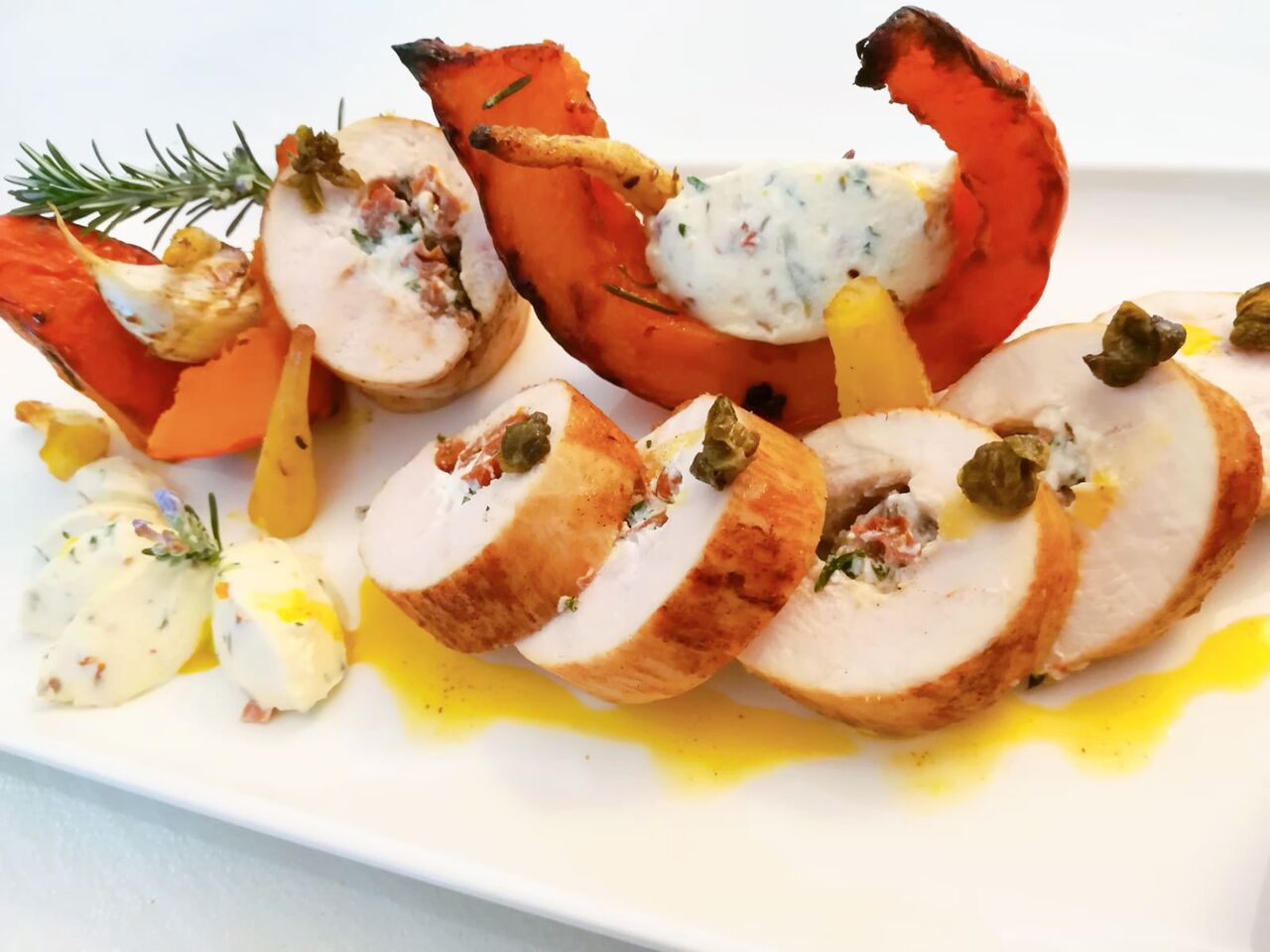 Suprême de volaille farcie aux tomates séchées et ricotta, potimarron rôti au romarin frais, condiment ricotta aux câpres