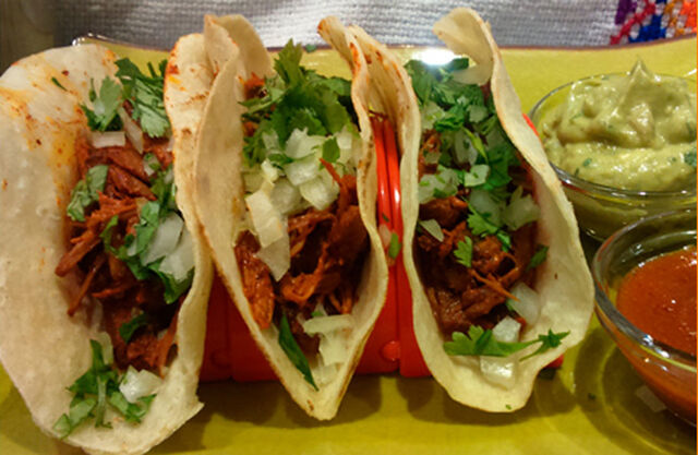 Tacos (3 tortillas) de Cochinita Pibil servi avec du guacamole et une sauce pimentée ou non