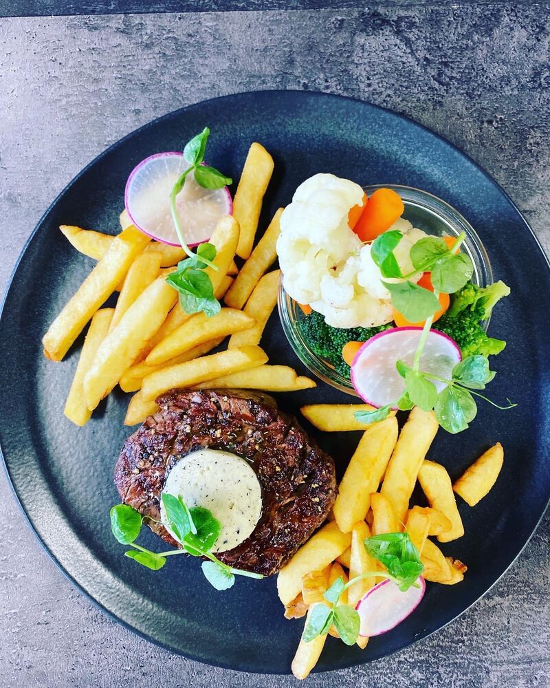 Polędwica z warzywami gotowanymi i frytkami 