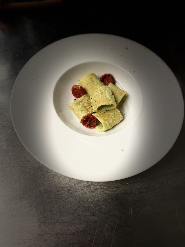 Paccheri con salsa ai broccoli, acciughe e pomodorini confit