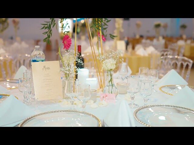 Table dressée dîner dans une salle