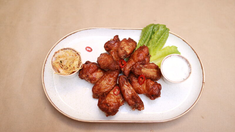 Kuřecí křídla s medem, chléb