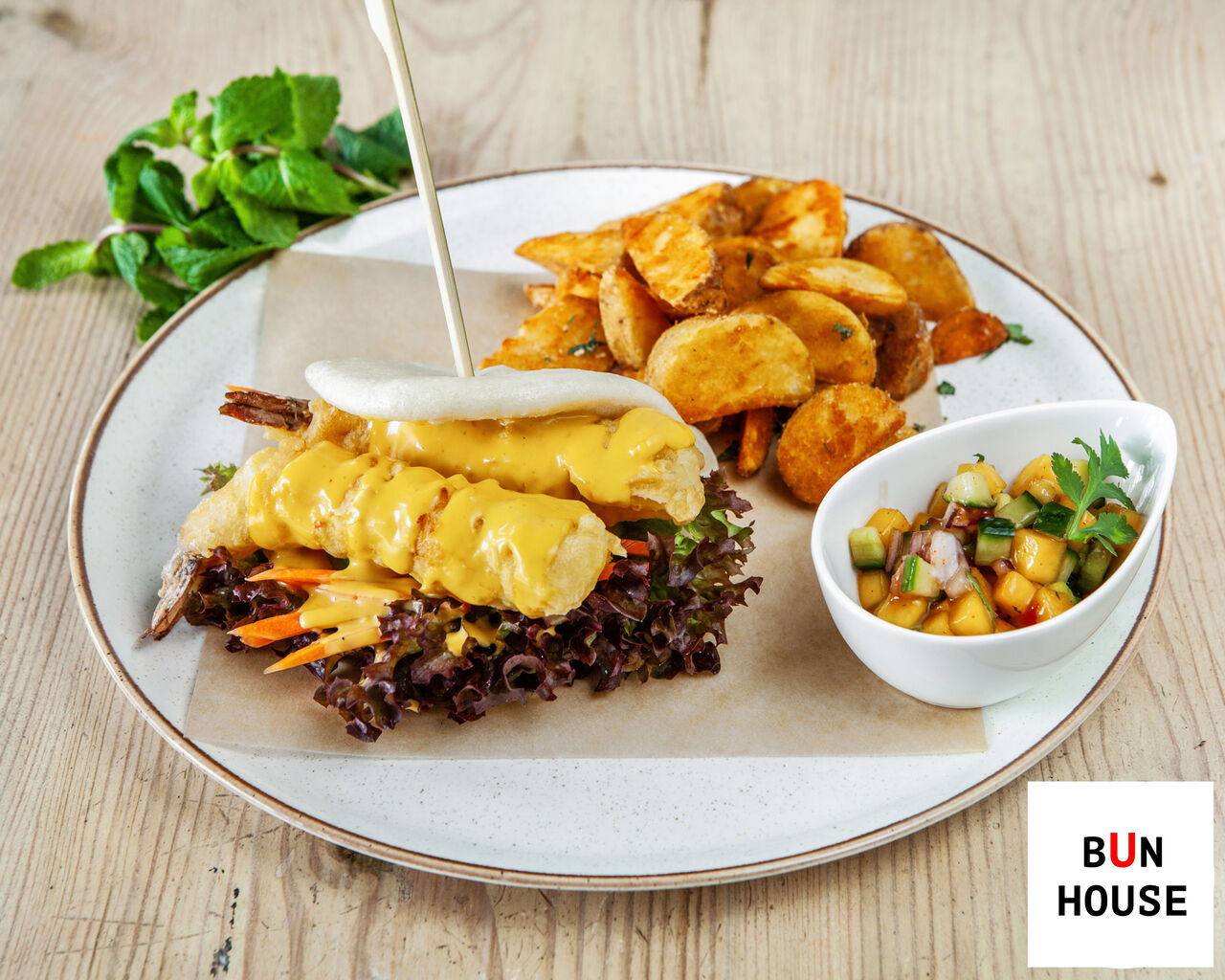 Bao Bun z krewetkami w tempurze na ostro, sosem mango-habanero, ogórkiem, marynowaną marchewką i sałatą
