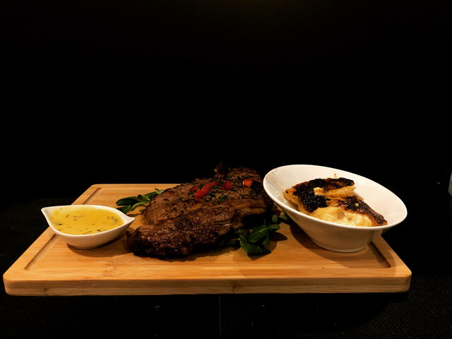 L’entrecôte d’Aubrac poêlée, accompagnée de son gratin de pomme de terre et de sa sauce béarnaise...