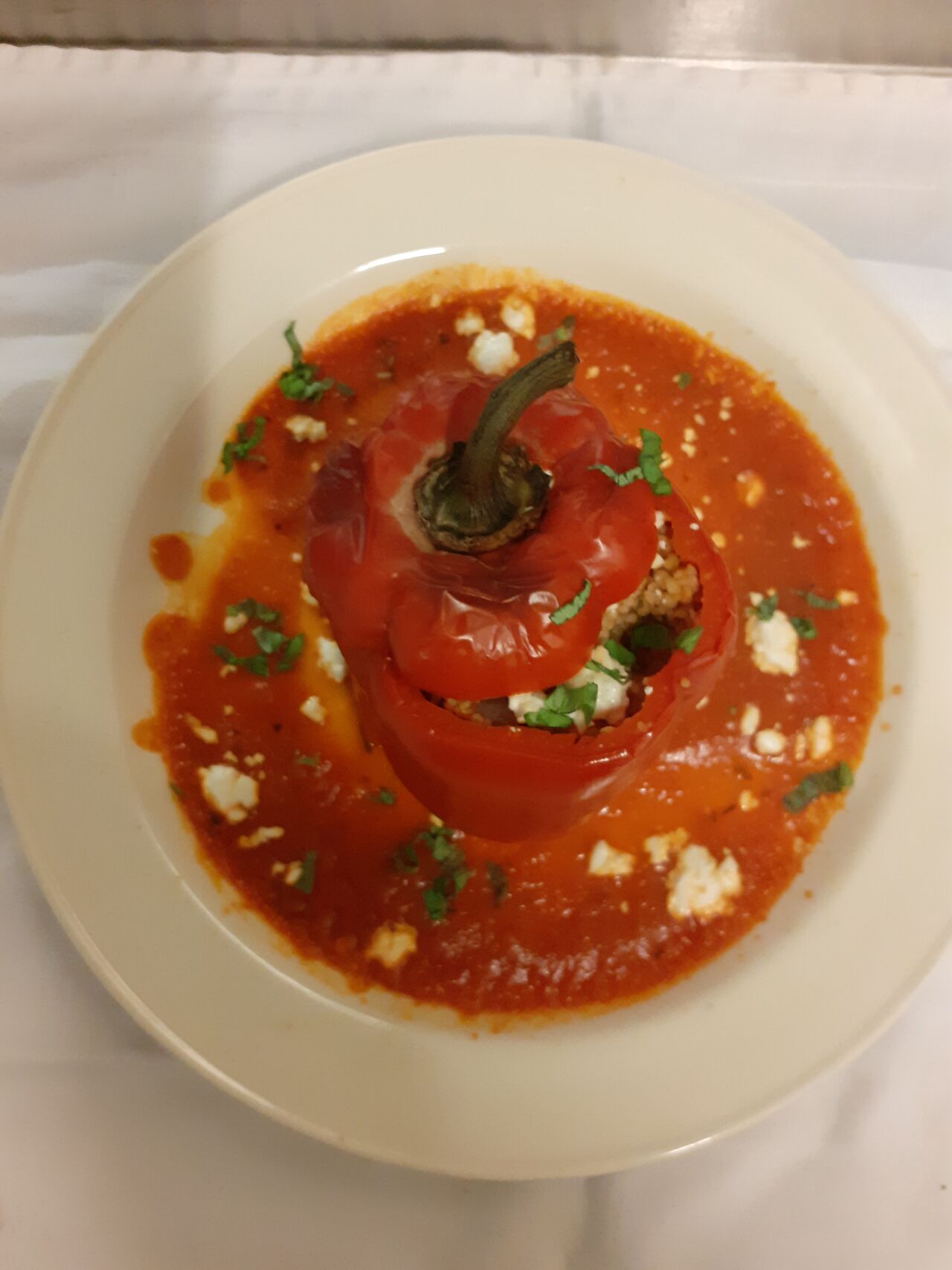 Gefüllte rote Paprikaschote an Tomaten Sugo