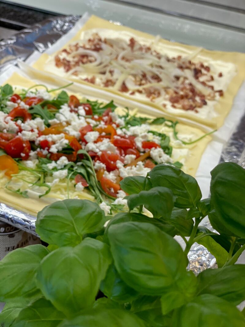 - Flamkuchen als Elsässer Art mit Käse, Speck und Zwiebeln
- Flammkuchen mit Käse, Rucola, Cocktailtomaten und Schafskäse